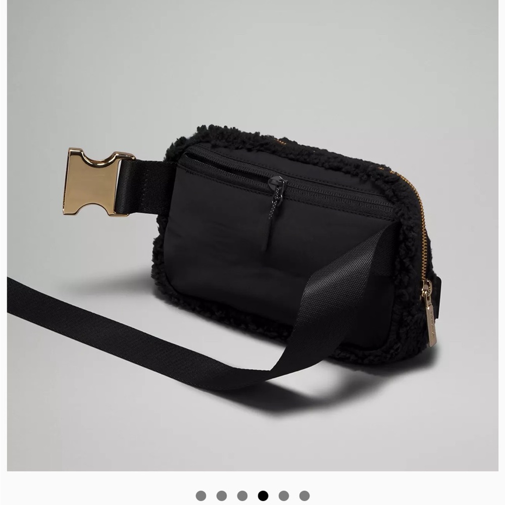 NWT Lululemon Everywhere Fleece 1L Belt Bag Gold Hardware Strap Black New - Picture 4 of 8